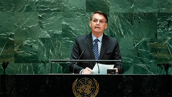   Na ONU, Bolsonaro defende politica ambiental do Brasil e tratamento precoce contra Covid-19.. Desde 1947, o representante do brasil é encarregado de abrir oficialmente as falas dos líderes mundiais participantes. Bolsonaro também se posicionou contrário à adoção do passaporte de vacina. “Apoiamos a vacinação, contudo o nosso governo tem se posicionado contrário ao passaporte sanitário ou a qualquer obrigação relacionada a vacina”, e afirmou que não há corrupção em seu governo