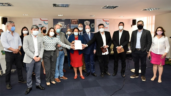   Governo do RN celebra acordo para armazenamento verde de energia. O Memorando de Entendimento com a EV Brasil, representante brasileira da Energy Vault, foi assinado nesta terça-feira (21), pela governadora do Estado do Rio Grande do Norte, professora Fátima Bezerra “O Rio Grande do Norte continua liderando o ranking nacional de produção de energia eólica e agora está assumindo mais uma posição de vanguarda, tornando-se o primeiro estado do Brasil e um dos primeiros da América Latina a adotar novas soluções tecnológicas no que diz respeito ao armazenamento da energia em larga escala” disse a governadora.