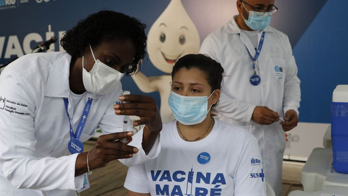   Os dados foram divulgados por meio do Boletim do Observatório Covid-19 da Fundação Oswaldo Cruz (Fiocruz) e são referentes às semanas epidemiológicas 37 e 38 (de 12 a 25 de setembro). Ainda segundo a Fiocruz, o quadro atual mostra que, uma vez que a população vem sendo beneficiada de forma mais homogênea com a vacinação, o grupo de idosos se consolida como mais representativo entre os casos graves e fatais, com 57% das internações e 79% dos óbitos.