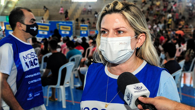  Profissionais de Saúde começam a receber dose de reforço contra Covid-19 em Mossoró. A imunização está acontecendo no Ginásio do SESI, onde também estão sendo vacinados outros grupos.  A vacinação deste público começou pelos trabalhadores que atuam em hospitais e receberam a primeira aplicação há, pelo menos, seis meses.  “Neste primeiro momento, nós vamos estar vacinando com a dose de reforço os profissionais da saúde que estão trabalhando nas unidades hospitalares de Mossoró, que são os hospitais e as UPAs. Para ter acesso a essa vacinação, o profissional precisará comprovar que está trabalhando e ter concluído o esquema vacinal”, explica a secretária de Saúde, Morgana Dantas.