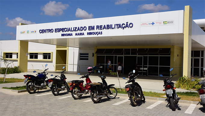   Centro de Reabilitação de Mossoró passa a contar atendimento em neuropediatria. A unidade conta a partir de agora com o serviço especializado do médico neuropediatra Francisco Sidione Teixeira, contratado pela Prefeitura de Mossoró para realizar os atendimentos na unidade. O Centro Especializado em Reabilitação (CER), de Mossoró atende mensalmente cerca de 300 pacientes entre crianças e adultos. A unidade começou a funcionar em fevereiro deste ano.