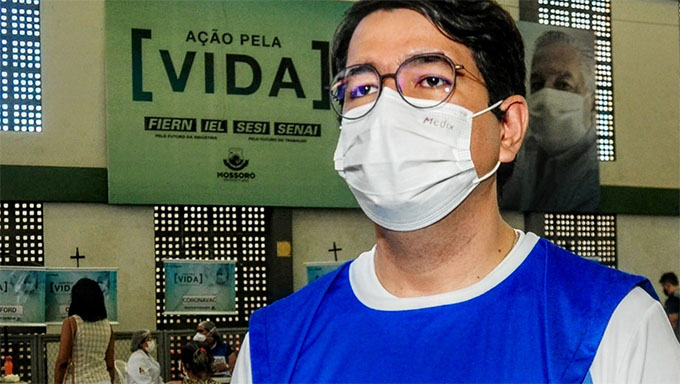   “O município inicia hoje a vacinação com a terceira dose do público de 60 anos ou mais que concluiu seu esquema vacinal com a segunda dose ou dose única há seis meses e também os demais trabalhadores da Saúde, ou seja, todos os profissionais da Saúde que concluíram também o seu esquema vacinal com a segunda dose ou dose única no mesmo período”, informou o coordenador de Imunizações da Secretaria Municipal de Saúde (SMS), Etevaldo Lima.