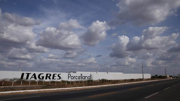   Decreto determinando a retomada do terreno para o patrimônio do município de Mossoró deve ser assinado até o final de semana. Além da Usibras, no mesmo local deverá ocupar também uma indústria de pré-moldados, além de outras duas no atual prédio onde funciona a empresa de beneficiamento de castanha. Com a instalação das 3 empresas, o município deverá ter um incremento de cerca de 500 empregos diretos, além de outros indiretos. 