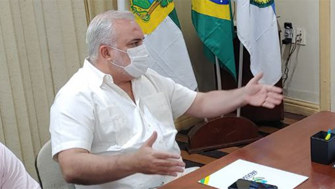   "Aos professores e professoras do Brasil, poderíamos dedicar uma infinidade de palavras. Mas é possível resumir tudo em uma só: obrigado/a. Se a educação liberta, forma cidadãos e promove a transformação da sociedade para o bem comum, são esses homens e mulheres os maiores responsáveis por operar essa alquimia.  São esses homens e mulheres que abraçam o magistério sabendo, de antemão, que a remuneração de seu ofício estará sempre muito aquém do serviço prestado e das difíceis condições de trabalho.", escreveu o senador Jean Paul Prates