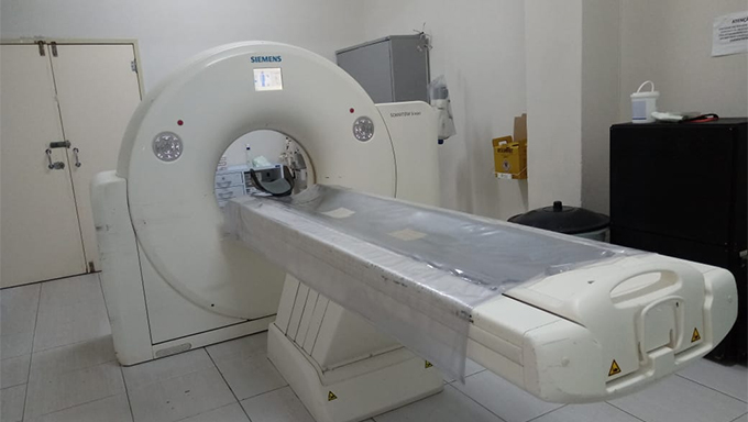   Tomógrafo do HRTM volta a funcionar; exames já estão sendo realizados normalmente. Desde ontem que a empresa SIEMENS, responsável pela manutenção do tomógrafo, está no hospital fazendo a substituição da ampola, peça que foi trazida de São Paulo para o conserto do equipamento. Durante o período que o tomógrafo estava sem funcionar, todas as tomografias, os exames de urgência e emergência de traumas de crânio, que seriam feitos na unidade, passaram a ser realizados na Liga Mossoroense de Estudos e Combate ao Câncer.  Com o conserto do tomógrafo, os atendimentos estão acontecendo normalmente no hospital.
