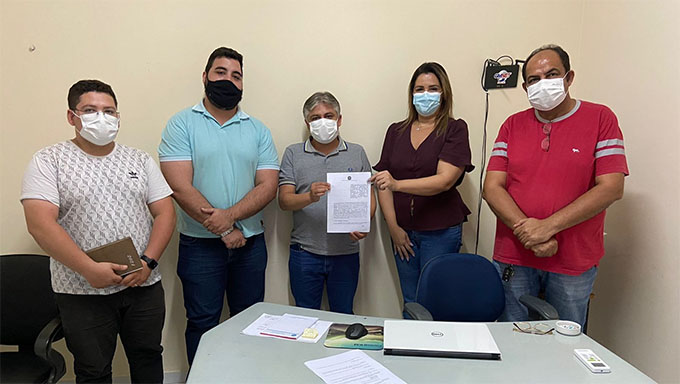   Prefeito Dr. Artur Vale assinou a parceria nesta quarta-feira, dia 20, permitindo, a partir de agora, que a Prefeitura de Governador realize aposentadorias e ofereça diversos serviços previdenciários e trabalhistas, sem a necessidade de deslocamento dos dixseptienses a uma agência do INSS.