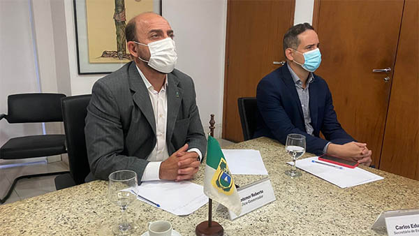   Pacheco garante a governadores discutir soluções para preços dos combustíveis. Uma audiência virtual foi realizada entre o presidente do senado e representantes dos 26 estados e do Distrito Federal, nesta quinta-feira (21), para discutir o PL que trata da tributação dos combustíveis e possíveis danos para os cofres de estados e municípios. Na ocasião, Rodrigo Pacheco se comprometeu em ajudar a desmistificar as narrativas errôneas de que os governos estaduais são os responsáveis pelos constantes aumentos do preço dos produtos, e sim a Petrobras, que detém o monopólio da produção e do refino do petróleo no país.