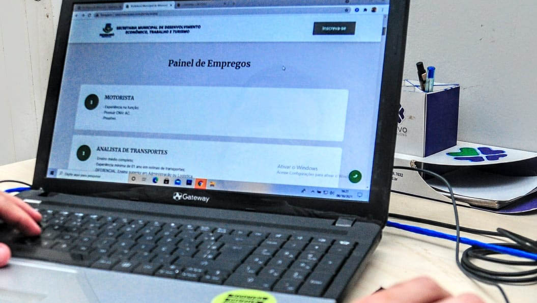   Confira as 107 vagas de emprego que estão disponíveis em Mossoró nesta segunda (25). As vagas são ofertadas via Painel de Empregos da Secretaria. As oportunidades de emprego são para vários cargos e níveis de formação em empresas e instituições parceiras da Prefeitura de Mossoró. Para conhecer detalhes das vagas e ser encaminhado aos processos de seleção das empresas e instituições parceiras, os trabalhadores precisam está cadastrados na SEDAT. A inscrição pode ser feita on-line por meio do site da Prefeitura de Mossoró.