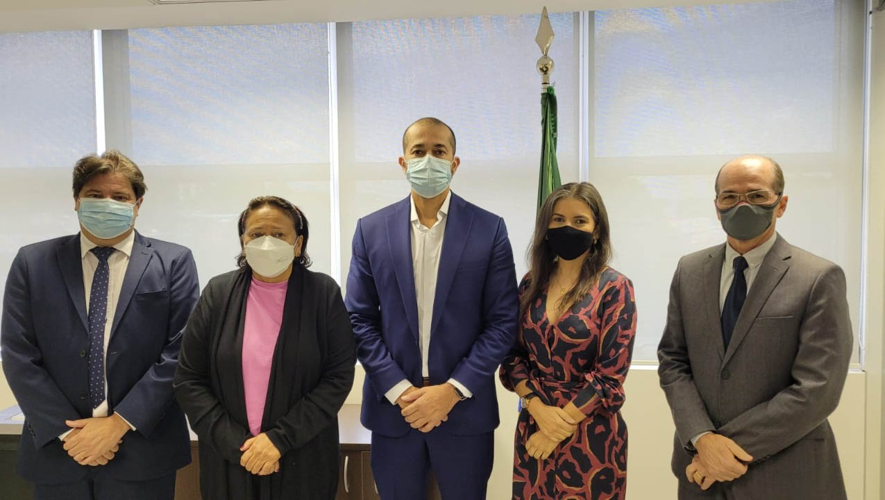   Governo e CADE discutem acesso de produtores a Unidade de Processamento de Gás Natural de Guamaré. O encontro entre a governadora Fátima Bezerra e o presidente do Conselho Administrativo de Defesa Econômica, aconteceu nesta quarta (27), em Brasília. O objetivo é permitir o fornecimento de gás por produtores independentes, após a venda dos ativos da Petrobras no RN. "Esta é uma definição importante para termos gás mais barato e para gerarmos mais emprego e renda para o RN”, ressaltou a governadora.