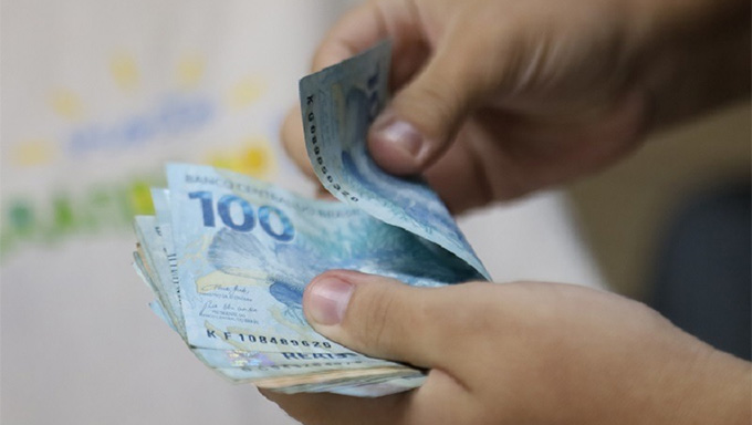   Quase 35 mil servidores que ganham mais de R$ 4 mil receberão os 70% restantes do salário neste sábado (30), um montante de R$ 125,8 milhões, o complemento ao adiantamento de 30% pago na segunda quinzena do mês. No próximo 30 de novembro será pago um percentual a ser definido do 13º de 2021. O restante será efetuado em parcelas nos dias 23 de dezembro e 4 de janeiro de 2022, conforme faixa salarial.