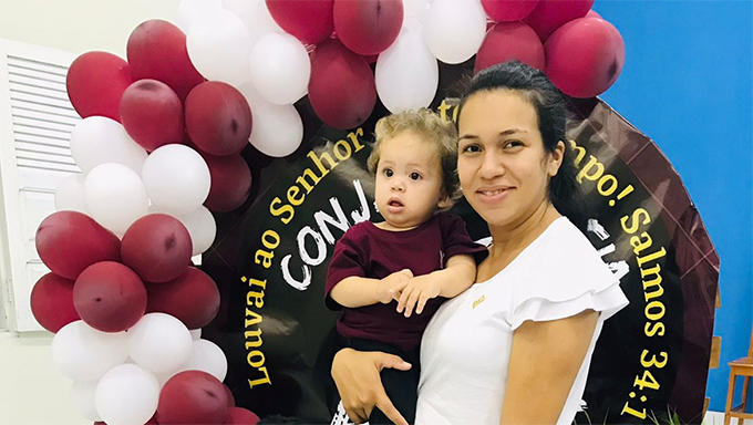   “Eu vi meu filho morto nos meus braços”, diz mãe da criança salva por agentes da PRF. O caso aconteceu na tarde de terça-feira (02), feriado de Finados, na BR-101, na Zona Sul de Natal. Agentes da PRF passavam pelo local e realizaram a manobra de desengasgo no menino Josué Levi de apenas 11 meses. Em contato com o Portal Mossoró Hoje, a mãe Luzia Rocha, conta que foram momentos de desespero, mas está grata aos policiais que salvaram a vida do seu filho.