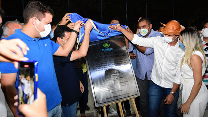   O prefeito Allyson Bezerra e lideranças do bairro inauguraram na tarde noite deste sábado, dia 6, a reforma da praça Dr. Vulpiano Cavalcante de Araújo, que havia sido iniciada em março deste ano, num investimento de R$ 390 mil reais. Era uma reinvindicação antiga.  “Há mais de 20 anos que nós esperávamos pela reforma dessa praça e agora chegou. A comunidade só agradece o empenho, o compromisso com o nosso bairro que estava esquecido e que esse ano, com a nova gestão, passou a ser reconhecido e ser visto”, declarou o líder comunitário Neném do Liberdade.