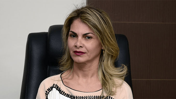   A gestora conta que estava na calçada da residência de um amigo na companhia do novo companheiro quando dois homens numa moto se aproximaram e o passageiro descarregou a arma atirando na direção do casal, que não foi atingido. O caso está sendo investigado pelo delegado regional de Alexandria-RN, Aroldo Chaves.