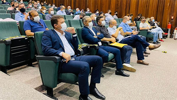  “Mossoró polariza 68 municípios e precisa de mais emendas coletivas. É uma necessidade da região”. O presidente da Câmara de Mossoró, Lawrence Amorim, esteve em Natal, nesta segunda-feira (8), onde se reuniu com a bancada federal do RN e pleiteou mais emendas coletivas para Mossoró. De acordo com o vereador, o município recebeu apenas 0,7% das emendas coletivas. Caso fosse respeitada a proporcionalidade com Natal, segundo Lawrence, Mossoró receberia cerca de R$ 10 milhões por ano. “Contudo, obteve somente R$ 5 milhões em quatro anos”, lamenta.