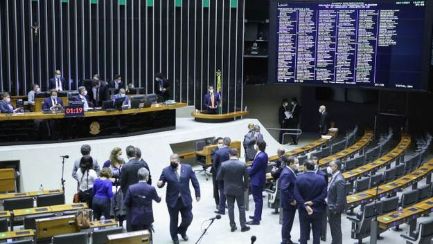   PEC dos Precatório é aprovada em 2º turno na Câmara; matéria segue para o Senado. De acordo com o texto aprovado, do relator Hugo Motta (Republicanos-PB), o limite das despesas com precatórios valerá até o fim do regime de teto de gastos (2036). Para o próximo ano, esse limite será encontrado com a aplicação do IPCA acumulado ao valor pago em 2016 (R$ 30,3 bilhões). A estimativa é que o teto seja de R$ 44,5 bilhões em 2022.