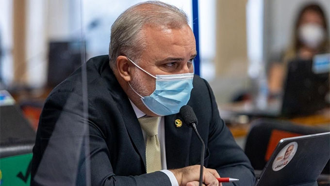   De acordo com o Senador, a proposta é uma espécie de “poupança” ou amortização dos preços, que ajudará a conter as altas do preço do combustível no mercado nacional e minimizará os impactos da política de preço de paridade de importação (PPI), adotada pela política de preços dos combustíveis implantada no Brasil, desde 2017, no governo de Temer, que atrelou o custo do combustível brasileiro ao valor do dólar.  O procedimento para auferir a média internacional do combustível deverá adotar os seguintes critérios: custo interno de produção (inflação brasileira, taxa de juros, preço de refino e outros) e custo de importação internacional. 