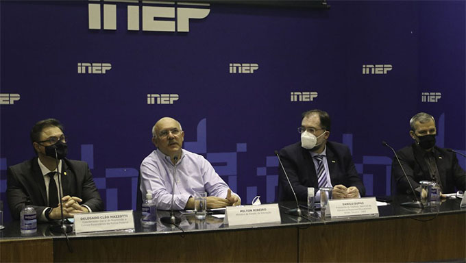   “Acredito que o Enem foi um sucesso”, avaliou o ministro da Educação, Milton Ribeiro, em coletiva de imprensa. Segundo ele, mesmo com número reduzido de inscritos, menor que edições anteriores, a porcentagem de faltas, ainda em período de pandemia, foi baixa e se equipara aos índices de abstenção observados antes da pandemia. “Isso demonstra que, mesmo em pandemia, tivemos uma boa assiduidade”, complementou o presidente do Inep, Danilo Dupas.  