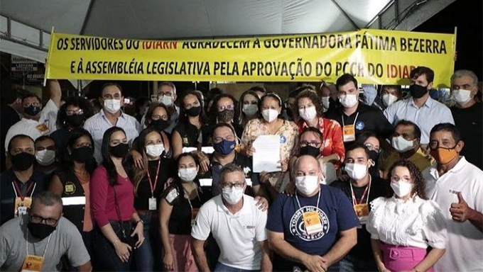   O assunto, de grande importância para o quadro de servidores do Instituto, vem sendo colocado em pauta no Governo do RN desde 2012, porém sem êxito. Nesta quarta-feira (24), durante a abertura da Expofruit, a Governadora Fátima sancionou a lei que institui o Plano de Cargos, Carreiras e Salários dos servidores do Idiarn. Um pleito da categoria há 13 anos.