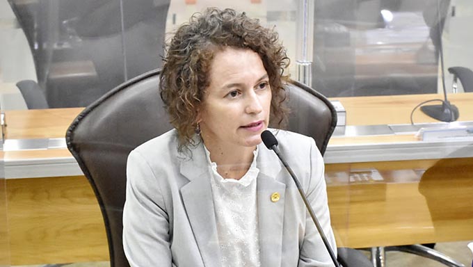   “De acordo com lideranças locais existem diversos imóveis que estão em situação irregular sem escritura pública, devido à falta de poder aquisitivo e também de informações necessárias para promover a regularização”, preocupa-se a deputada Isolda Dantas