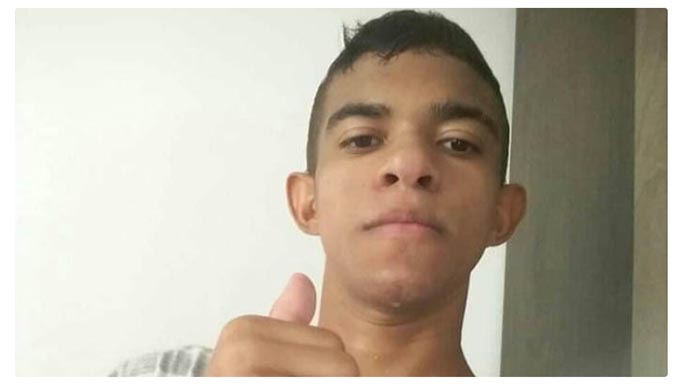   Após uma vida de direitos violados, aos 17 anos, Fernando foi resgatado das ruas e acolhido em um abrigo para adolescentes em Mossoró, onde recebeu atenção especializada. Cinco meses depois foi desligado da instituição, ao completar 18 anos. Conseguiu moradia temporária na Casa de Passagem (para adultos) por sete meses, quando novamente foi desligado do serviço novamente. Abandonado pelo Estado, Fernando foi encontrado morto, nas margens do rio Mossoró, em setembro passado. A recomendação do MPRN é que os legisladores e gestor de Mossoró incluam recursos no Orçamento para ajudar jovens em situação de risco, como Fernando