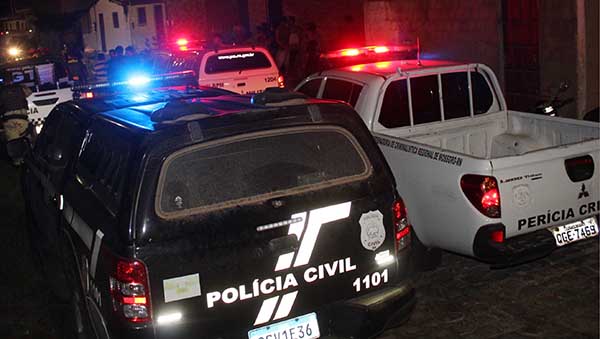   Primeira ocorrência foi no bairro Santo Antônio. A vítima William de Freitas, de 27 anos, foi esfaqueado no abdômen e não resistiu. A segunda ocorrência foi no Planalto 13 de Maio. A vítima estava em casa quando os assassinos chegaram e o executaram com tiros de doze