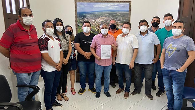   A Rua José Dias é o principal logradouor público da cidade de Governador Dix Sept Rosado e há tempos os moradores vinha reclamando da iluminação ruim.  O prefeito Artur Vale destaca que o trabalho para recuperar a iluminação do município também acontece na zona rural