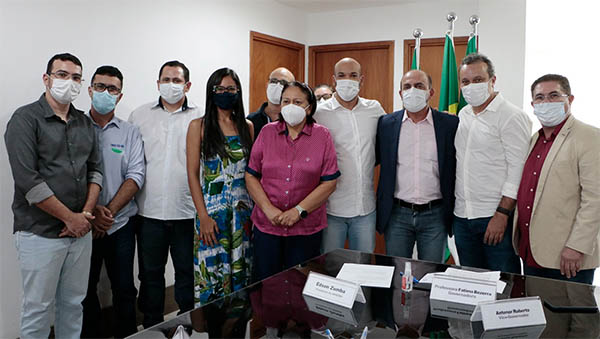   Onze categorias do RN que estão com salários congelados terão recomposição de 15%. A medida foi definida durante reunião do governo do estado com representantes dos servidores, que estavam com salários congelados desde 2010. Ao todo, 14 mil servidores ativos e aposentados serão beneficiados. O projeto de lei será enviado pelo executivo à Assembleia Legislativa do RN. Os projetos também irão contemplar a reestruturação das progressões funcionais dos servidores reduzindo o tempo de evolução para 21 anos, pelo critério de merecimento.