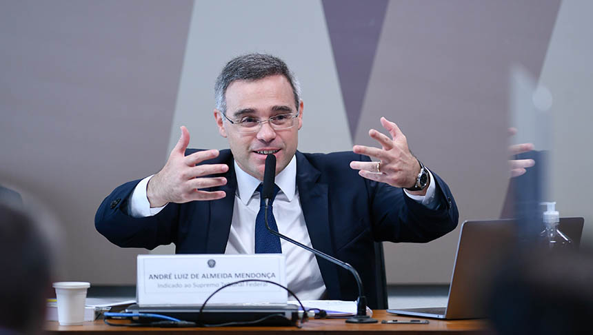   CCJ do Senado aprova indicação de André Mendonça ao STF. A sabatina aconteceu nesta quarta-feira (1º). Foram 18 votos a favor e 9 contra, em votação secreta. A indicação segue para o Plenário, onde necessita de, no mínimo, 41 votos, também em votação secreta, para ser confirmada. André Mendonça é ex-ministro da Justiça e ex-advogado-geral da União, tendo sido indicado à vaga pelo presidente Jair Bolsonaro.