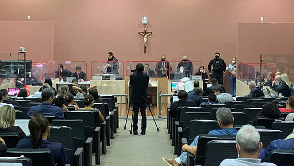   [AO VIVO] Caso Henry Charle: sentença deverá ser proferida nesta quinta, 2. O júri popular dos 5 acusados entrou no terceiro e último dia, nesta quinta-feira (2). Nos trabalho de hoje estão acontecendo os debates envolvendo acusação e defesa. Em seguida, será a votação dos quesitos e o veredito, conforme a votação dos jurados, será proclamado. O julgamento foi iniciado na terça-feira, dia 30 de novembro e está sendo realizado no Fórum Municipal Desembargador Silveira Martins, em Mossoró.