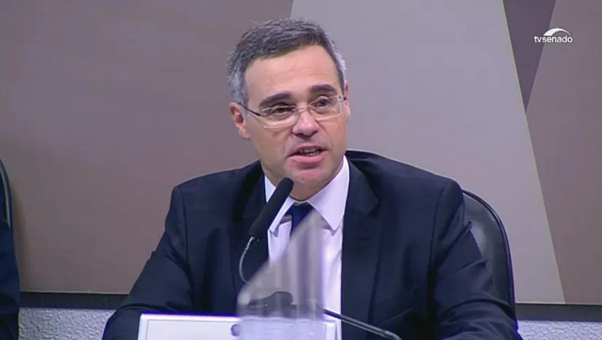   Com 47 votos favoráveis, Senado aprova indicação de André Mendonça ao STF. A votação no plenário aconteceu ainda na noite desta quarta-feira (1º), logo após a sabatina na Comissão de Constituição e Justiça (CCJ), que durou 8 horas e aprovou o nome de Mendonça ao Supremo. Foram seis votos favoráveis a mais do que o mínimo necessário, e 32 contrários. 