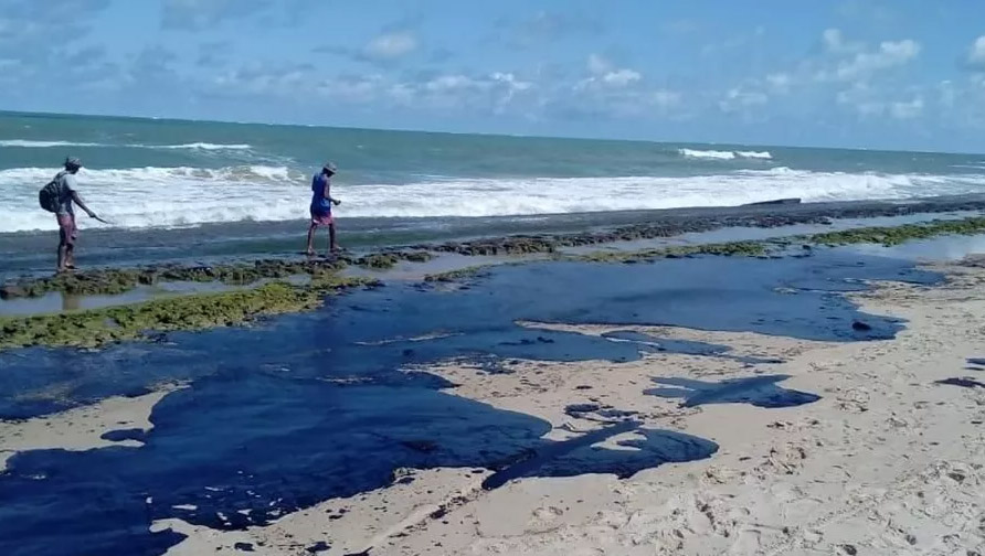   Navio grego foi responsável por derramamento de óleo que atingiu praias brasileiras, diz PF. O desastre ambiental aconteceu entre agosto de 2019 e março de 2020 e atingiu 11 estados do litoral brasileiros. A Polícia Federal, a partir das provas e demais elementos de convicção produzidos, concluiu existir indícios suficientes de que um navio petroleiro de bandeira grega teria sido o responsável pelo lançamento da substância. A empresa e seus responsáveis legais, bem como o comandante e o chefe de máquinas do navio, foram indiciados pela prática dos crimes de poluição, descumprimento de obrigação ambiental e dano a unidades de conservação