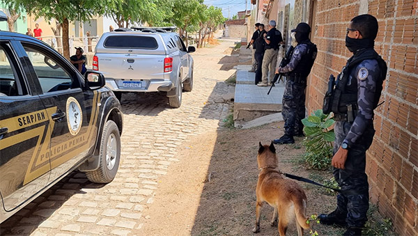   MPRN e Seap deflagram operação para fiscalizar cumprimento de prisões domiciliares em Mossoró. A operação “Home Care” foi deflagrada nesta quinta-feira (2). Ao todo, 15 alvos foram fiscalizados na cidade. Desse total, 10 presos em regime domiciliar não foram localizados nos endereços informados, quatro estavam no endereço de cumprimento e um, que estava ausente, chegou no momento da fiscalização. Os não localizados poderão ter o regime de prisão regredido para o fechado. Esses casos serão informados ao Poder Judiciário, que irá analisar a possibilidade de revogação do benefício.