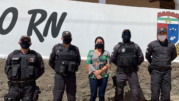   O primeiro diálogo foi com o subtenente Morais, que já atua na cidade. Com base nas informações que obteve, disse que vai diligenciar junto ao Governo do Estado para aumentar não só o contingente de Polícia Militar, mas também de Polícia Civil, para atuar em Tibau neste período do ano em que a cidade recebe até dez vezes o seu número de habitantes.