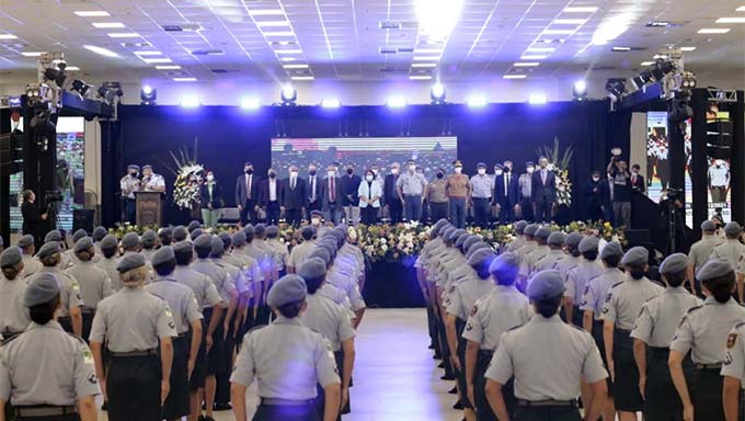   Sobre este incremento de recursos humanos aos quadros da Polícia Militar, a governadora Fátima Bezerra destacou que a gestão trata o aumento do efetivo como prioridade. “É um orgulho para nós concretizarmos este desejo de formar novos soldados para a Polícia Militar. É uma necessidade da corporação e por isso não mediremos esforços para incrementar ainda mais os efetivos das forças de segurança”, afirmou a governadora, que esteve acompanhada do vice-governador Antenor Roberto e do secretário de Estado da Segurança Pública e da Defesa Social (SESED), coronel Francisco Araújo.