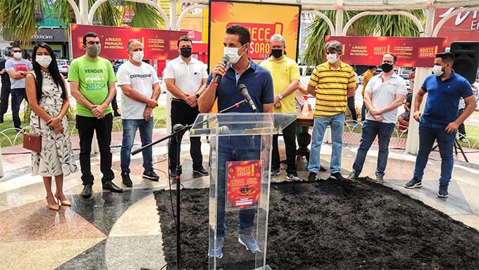   Foram mais de três milhões de cupons com prêmios sendo entregues à população que vai ter a oportunidade de passar o Natal e Ano Novo já com os prêmios aqui sorteados. É a Prefeitura de Mossoró a partir da arrecadação neste período podendo investir em mais serviços para o nosso povo. Nós parabenizamos todos os comerciantes, empresários, gerando emprego e renda na nossa cidade e ainda a todos que estão trabalhando no comércio e tem o nosso reconhecimento”, destacou o prefeito Allyson Bezerra que participou dos sorteios dos prêmios.