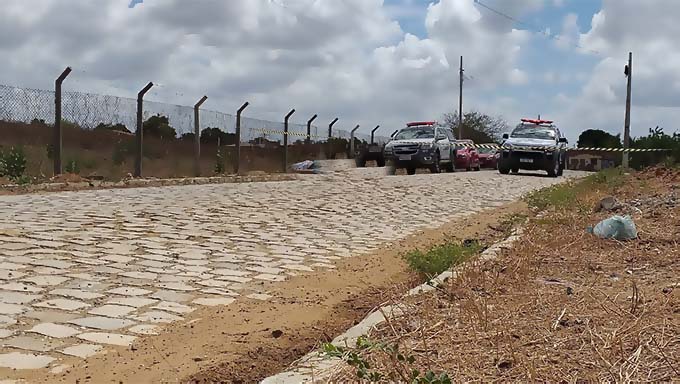   O crime aconteceu durante a madrugada. A Polícia Militar foi acionada ao local ao amanhecer do dia para isolar o local do crime. A Polícia Civil e o ITEP também foram acionados para iniciar as investigações periciando o local da ocorrência e removendo o corpo para exames na sede do órgão.
