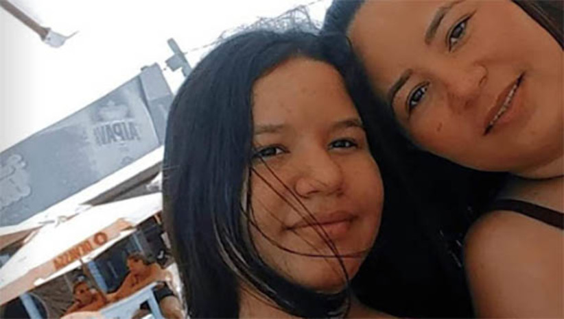 Imagem 1 - O acidente ocorreu por volta das 12h30 desta segunda-feira (6). Fernanda Taynara da Silva Rocha, de 14 anos, e a mãe Francisca Taysa da Silva Santos, de 28 anos, trafegavam em uma Traxx, por uma rua carroçável, quando colidiram com o veículo de transporte escolar. Segundo informações da PM, o veículo era conduzido pela adolescente, que teria invadido a preferencial. A adolescente morreu no local. A mãe foi socorrida com por uma ambulância do Samu, para o HRTM. Imagem 1 - O acidente ocorreu por volta das 12h30 desta segunda-feira (6). Fernanda Taynara da Silva Rocha, de 14 anos, e a mãe Francisca Taysa da Silva Santos, de 28 anos, trafegavam em uma Traxx, por uma rua carroçável, quando colidiram com o veículo de transporte escolar. Segundo informações da PM, o veículo era conduzido pela adolescente, que teria invadido a preferencial. A adolescente morreu no local. A mãe foi socorrida com por uma ambulância do Samu, para o HRTM.