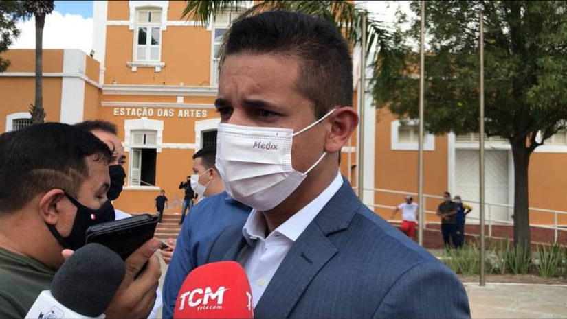 Imagem 1 - Allyson regulamenta uniformes e autoriza progressões de nível da segurança pública. O prefeito de Mossoró assinou três decretos nesta quarta-feira (8), em solenidade realizada na Estação das Artes Elizeu Ventania. Dentre os benefícios, estão a regulamentação do fardamento da guarda municipal, dos agentes de trânsito e da equipe do Ciosp, que permitirá o pagamento do auxílio fardamento para estes profissionais, bem como o pagamento das progressões (mudanças de nível e de classe) da GCM e do trânsito. “É um trabalho que nós estamos aqui fazendo, a secretaria de segurança pública, da mobilidade urbana do nosso município, pelos agentes de trânsito e pelos guardas municipais”, disse o prefeito Allyson Bezerra. Imagem 1 - Allyson regulamenta uniformes e autoriza progressões de nível da segurança pública. O prefeito de Mossoró assinou três decretos nesta quarta-feira (8), em solenidade realizada na Estação das Artes Elizeu Ventania. Dentre os benefícios, estão a regulamentação do fardamento da guarda municipal, dos agentes de trânsito e da equipe do Ciosp, que permitirá o pagamento do auxílio fardamento para estes profissionais, bem como o pagamento das progressões (mudanças de nível e de classe) da GCM e do trânsito. “É um trabalho que nós estamos aqui fazendo, a secretaria de segurança pública, da mobilidade urbana do nosso município, pelos agentes de trânsito e pelos guardas municipais”, disse o prefeito Allyson Bezerra.