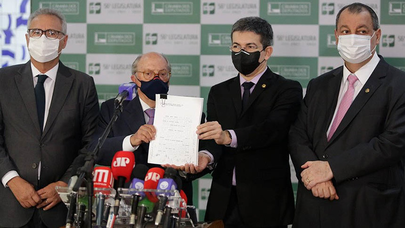 Imagem 1 -  Juristas pedem impeachment de Bolsonaro com base nas investigações da CPI da Covid. O novo pedido foi protocolado na Câmara dos Deputados nesta quarta-feira (8). Entre os autores estão os advogados Miguel Reale Jr. e Alexandre Wunderlich. Participaram da entrega do pedido os senadores Omar Aziz (PSD-AM) e Randolfe Rodrigues (Rede-AP), que foram presidente e vice-presidente da CPI, respectivamente, e o senador Renan Calheiros (MDB-AL), que foi o relator da comissão. 