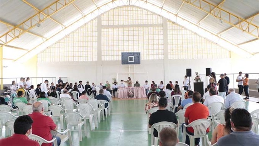 Imagem 1 - Além deste investimento superior a R$ 700 mil, a governadora Fátima Bezerra também assinou a ordem de serviço para recuperar o acesso a comunidade do Boi Selado, em Jucurutu. Ainda no Vale do Açu, a governadora teve agenda em Assu e Carnaubais, inaugurando obras e visitando outras em andamento. Abriu a FENAVALE-2021), ocasião que anunciou a recuperação da RN 233. No Alto Oeste, Fátima Bezerra esteve no encerramento dos festejos da padroeira Nossa Senhora da Conceição de Pau dos Ferros. No município Paraná, a governadora entregou uma adutora. Imagem 1 - Além deste investimento superior a R$ 700 mil, a governadora Fátima Bezerra também assinou a ordem de serviço para recuperar o acesso a comunidade do Boi Selado, em Jucurutu. Ainda no Vale do Açu, a governadora teve agenda em Assu e Carnaubais, inaugurando obras e visitando outras em andamento. Abriu a FENAVALE-2021), ocasião que anunciou a recuperação da RN 233. No Alto Oeste, Fátima Bezerra esteve no encerramento dos festejos da padroeira Nossa Senhora da Conceição de Pau dos Ferros. No município Paraná, a governadora entregou uma adutora.