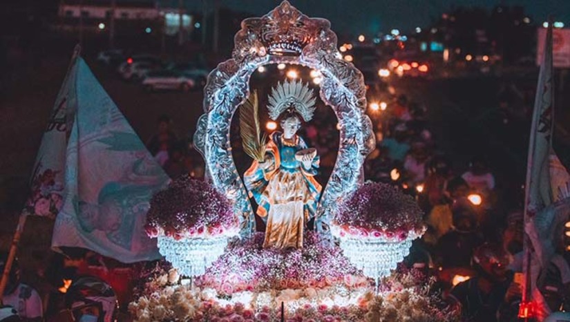 Imagem 1 -  Padre Flávio Augusto recomenda que os devotos de Santa Luzia, padroeira de Mossoró, usem máscaras e levem uma garrafinha com álcool gel. A caminhada com a imagem da santa protetora dos olhos passa em frente ao IFRN e desce a Avenida Presidente Dutra, chegando na Igreja Matriz na Praça Antônio Vigário Joaquim, no Centro de Mossoró-RN. Estão sendo esperados mais de 100 mil pessoas no evento religioso