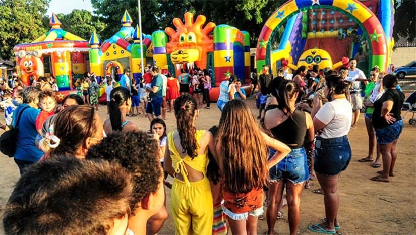 Imagem 1 - “É muito gratificante ver a felicidade das crianças, a felicidade do pai e da mãe que estão trazendo aqui seu filho para esse importante momento de lazer e de diversão. A programação do “Natal das Crianças” volta na próxima sexta-feira (17), alcançando a Estrada da Raiz, região do bairro Santo Antônio. Já no dia 19, as crianças do bairro Aeroporto terão a oportunidade de desfrutar do evento na Avenida Centenária. O prefeito Allyson Bezerra acompanhou a programação do primeiro dia de Natal das Crianças Imagem 1 - “É muito gratificante ver a felicidade das crianças, a felicidade do pai e da mãe que estão trazendo aqui seu filho para esse importante momento de lazer e de diversão. A programação do “Natal das Crianças” volta na próxima sexta-feira (17), alcançando a Estrada da Raiz, região do bairro Santo Antônio. Já no dia 19, as crianças do bairro Aeroporto terão a oportunidade de desfrutar do evento na Avenida Centenária. O prefeito Allyson Bezerra acompanhou a programação do primeiro dia de Natal das Crianças