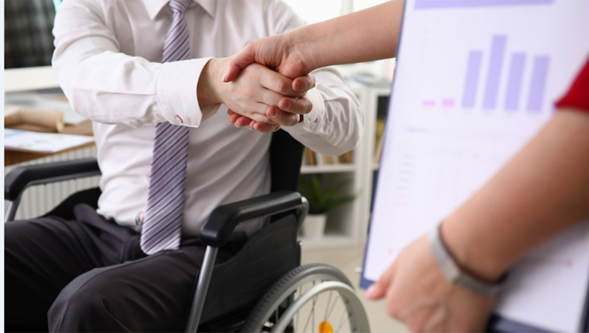 Imagem 1 - No país, 17,3 milhões de pessoas com idade acima dos dois anos possuem algum tipo de deficiência Entretanto, apenas 28,3% da população que possuem alguma deficiência e estão em idade de trabalhar (14 anos ou mais de idade) conseguiram entrar no mercado de trabalho. Para auxiliar nesse objetivo, existem portais de empregos especializados na inclusão laboral de pessoas com deficiência, oferecendo vagas de emprego grupo, com banco de currículos, além de artigos sobre o assunto. Imagem 1 - No país, 17,3 milhões de pessoas com idade acima dos dois anos possuem algum tipo de deficiência Entretanto, apenas 28,3% da população que possuem alguma deficiência e estão em idade de trabalhar (14 anos ou mais de idade) conseguiram entrar no mercado de trabalho. Para auxiliar nesse objetivo, existem portais de empregos especializados na inclusão laboral de pessoas com deficiência, oferecendo vagas de emprego grupo, com banco de currículos, além de artigos sobre o assunto.