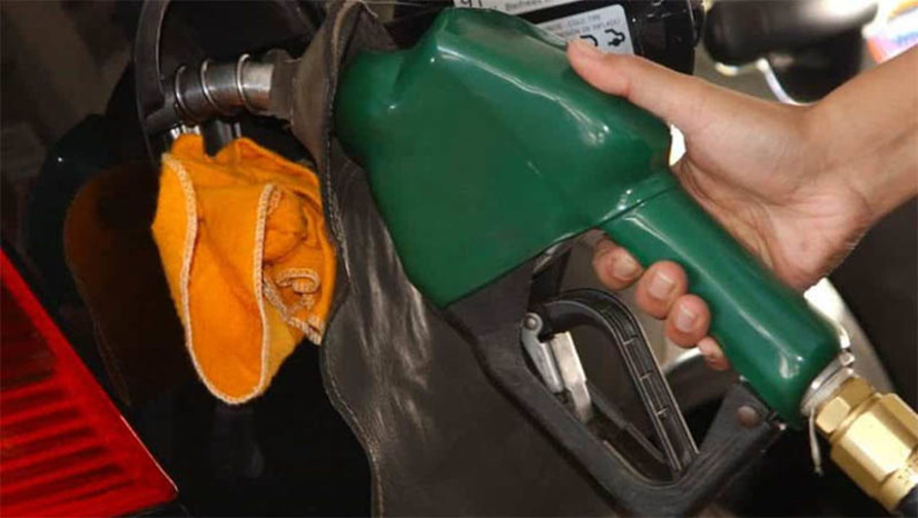 Imagem 1 -  Após diversas altas, Petrobras reduz em R$ 0,10 o preço do litro da gasolina para distribuidoras. A redução acontece a partir desta quarta-feira (15). Considerando a mistura obrigatória de 27% de etanol anidro e 73% de gasolina A para a composição da gasolina comercializada nos postos, a parcela da Petrobras no preço da gasolina na bomba passará a ser de R$ 2,26 a cada litro em média. Uma redução de R$ 0,07 no preço final do combustível que chega ao consumidor.