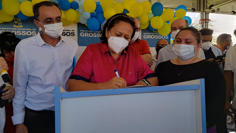 Imagem 1 - “Em 15 dias as máquinas já estarão no município”, diz Governadora sobre estrada de Grossos a Tibau. A recuperação da litorânea Dehon Caenga que liga Grossos a Tibau terá o investimento de 1,6 milhões para recuperação da manta asfáltica. Segundo a Governadora a obra deverá estar pronta e entregue a população no prazo máximo de 60 dias. Na oportunidade, a Governadora fez a entrega de concessões de licenças ambientais das salinas artesanais de Grossos e ainda a entrega da reforma e ampliação da Escola Estadual Coronel Solon, com investimento no total de R$ 2,3 milhões viabilizado pelo acordo de empréstimo junto ao Banco Mundial, por meio do Projeto Governo Cidadão e da Secretaria de Educação, Esporte e Lazer (Seec). Imagem 1 - “Em 15 dias as máquinas já estarão no município”, diz Governadora sobre estrada de Grossos a Tibau. A recuperação da litorânea Dehon Caenga que liga Grossos a Tibau terá o investimento de 1,6 milhões para recuperação da manta asfáltica. Segundo a Governadora a obra deverá estar pronta e entregue a população no prazo máximo de 60 dias. Na oportunidade, a Governadora fez a entrega de concessões de licenças ambientais das salinas artesanais de Grossos e ainda a entrega da reforma e ampliação da Escola Estadual Coronel Solon, com investimento no total de R$ 2,3 milhões viabilizado pelo acordo de empréstimo junto ao Banco Mundial, por meio do Projeto Governo Cidadão e da Secretaria de Educação, Esporte e Lazer (Seec).