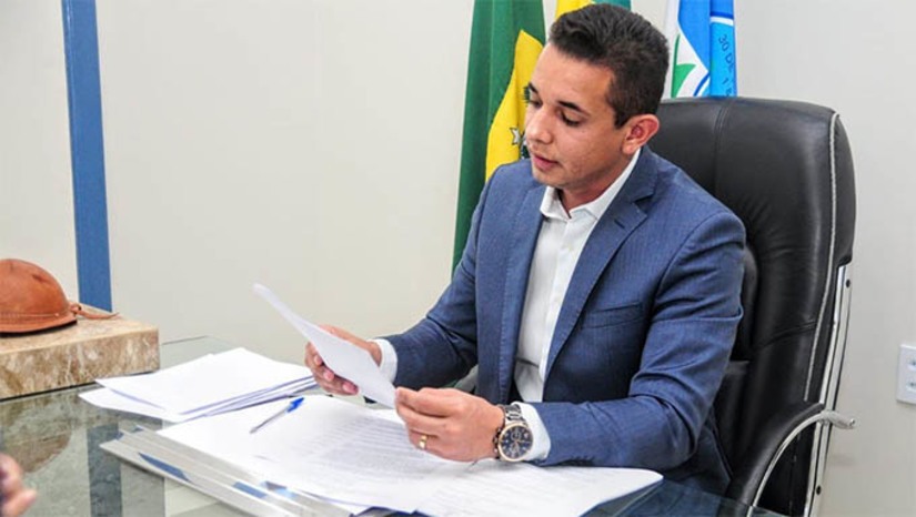 Imagem 1 -  Projetos  apresentados em detalhe pelo prefeito Allyson Bezerra tratam de questões de tecnologia, geração de emprego através de doação de terrenos a empresas mossoenses e agilizando a emissão de alvarás; Em todos os casos, segundo o gestor, são de fundamental importância ao cidadão. Após as explicações públicas, os vereadores votaram e aprovaram todos os projetos. VEJA QUAIS