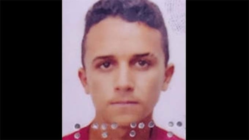 Imagem 1 - Os primeiros policiais militares a chegarem ao local narraram que Gabriel estava conversando com o irmão Geyson quando os atiradores chegaram num carro branco já atirando; Gabriel morreu no local com vários tiros e Geyson foi levado para o Hospital Tarcísio Maia com tiro no ombro. A motivação do ataque será investigado pela Divisão de Homicídios de Mossoró-RN Imagem 1 - Os primeiros policiais militares a chegarem ao local narraram que Gabriel estava conversando com o irmão Geyson quando os atiradores chegaram num carro branco já atirando; Gabriel morreu no local com vários tiros e Geyson foi levado para o Hospital Tarcísio Maia com tiro no ombro. A motivação do ataque será investigado pela Divisão de Homicídios de Mossoró-RN