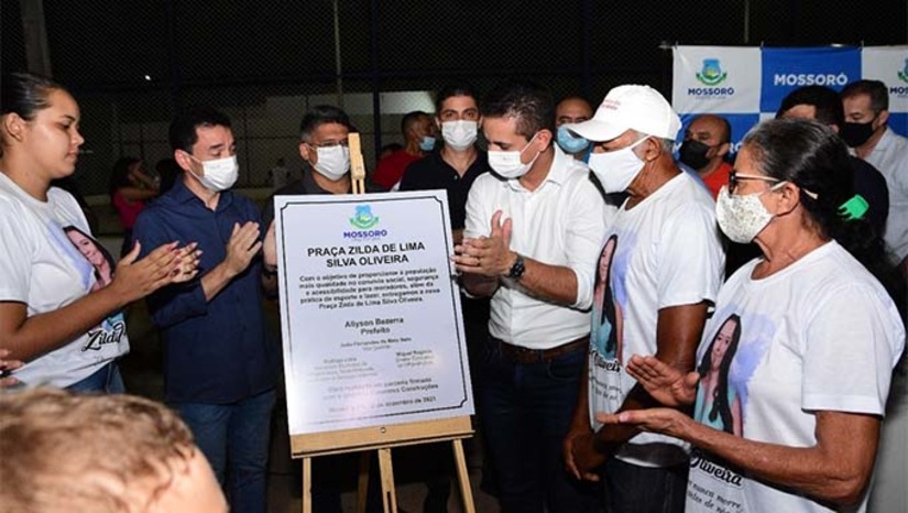 Imagem 1 - O empresário construiu o bairro junto com outras empresas e fez a praça. A Prefeitura entrou com brinquedos e equipamentos para exercícios, além de iluminar o acesso. O logradouro público foi entregue os moradores do bairro no final da tarde desta quinta-feira, 16, com a presença do prefeito Allyson Bezerra, vereadores, secretários e o empresário Marcelo Conrado, no Alto Sumaré. Imagem 1 - O empresário construiu o bairro junto com outras empresas e fez a praça. A Prefeitura entrou com brinquedos e equipamentos para exercícios, além de iluminar o acesso. O logradouro público foi entregue os moradores do bairro no final da tarde desta quinta-feira, 16, com a presença do prefeito Allyson Bezerra, vereadores, secretários e o empresário Marcelo Conrado, no Alto Sumaré.
