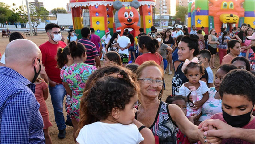 Imagem 1 - Uma estrutura com brinquedos infláveis (como tobogã, pula-pula e piscina de bolinhas) será para montada para garantir o lazer, diversão e alegria das crianças. O “Natal das Crianças” será em frente da Unidade Básica de Saúde (UBS) do Belo Horizonte. O objetivo do projeto é levar a crianças de bairros mais distantes do Centro e que, possivelmente, não têm a oportunidade de participar dos eventos natalinos realizados na Praça de Eventos e na Praça Cícero Dias. Imagem 1 - Uma estrutura com brinquedos infláveis (como tobogã, pula-pula e piscina de bolinhas) será para montada para garantir o lazer, diversão e alegria das crianças. O “Natal das Crianças” será em frente da Unidade Básica de Saúde (UBS) do Belo Horizonte. O objetivo do projeto é levar a crianças de bairros mais distantes do Centro e que, possivelmente, não têm a oportunidade de participar dos eventos natalinos realizados na Praça de Eventos e na Praça Cícero Dias.