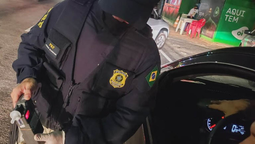 Imagem 1 - PRF inicia Operação Rodovida; fiscalizações nas rodovias do RN serão intensificadas até o carnaval. A operação integrada conta com o apoio dos órgãos parceiros como Polícia Civil, STTU, CPRE e Detran (Lei Seca). Durante este período de grande movimentação em face das festividades e férias escolares, a PRF e as instituições parceiras irão intensificar as fiscalizações nas rodovias de todo o Estado, com o objetivo de promover a redução de acidentes graves e de mortes no trânsito. Imagem 1 - PRF inicia Operação Rodovida; fiscalizações nas rodovias do RN serão intensificadas até o carnaval. A operação integrada conta com o apoio dos órgãos parceiros como Polícia Civil, STTU, CPRE e Detran (Lei Seca). Durante este período de grande movimentação em face das festividades e férias escolares, a PRF e as instituições parceiras irão intensificar as fiscalizações nas rodovias de todo o Estado, com o objetivo de promover a redução de acidentes graves e de mortes no trânsito.